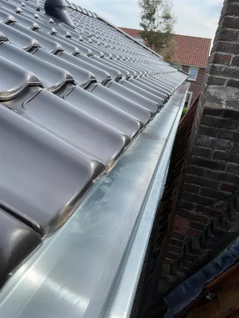 Complete woning voorzien van nieuwe zinken dakgoten in Purmerend
